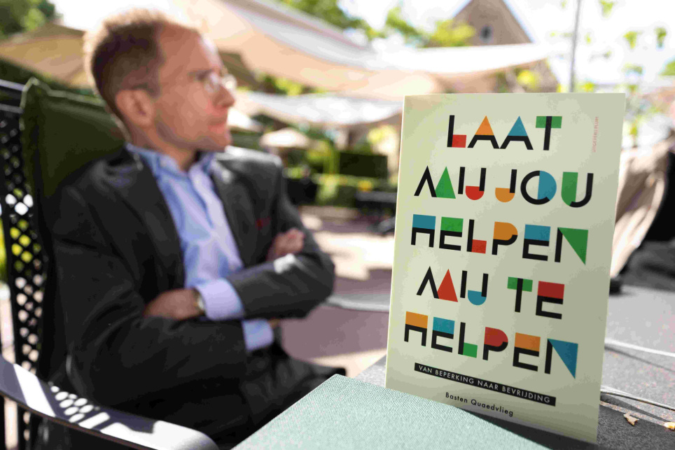 Basten Quaedvlieg zit achter zijn boek 'Laat mij jou helpen'