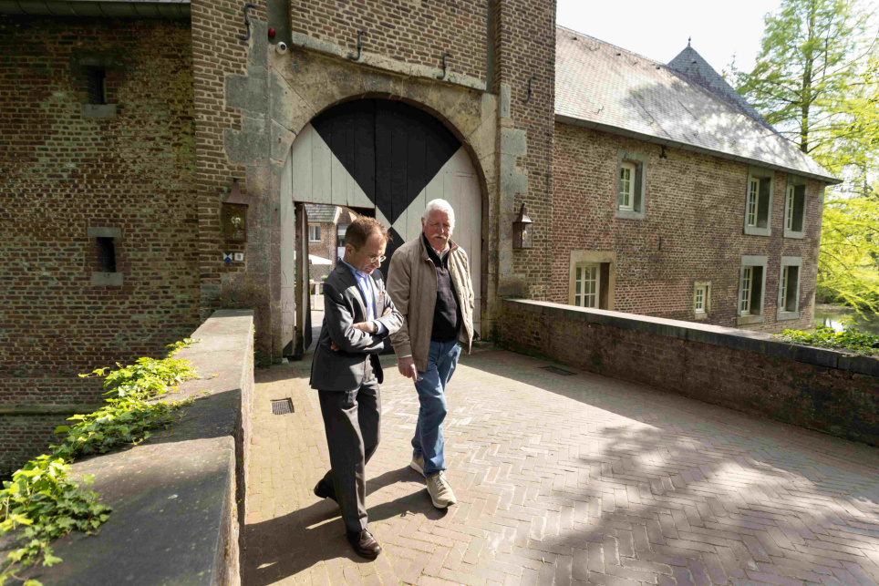 Oud-leraar Leo Sweron en Basten Quaedvlieg