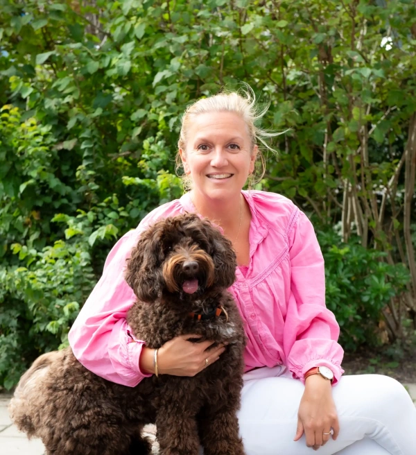 Astrid Wijngaarden met hond Beer - foto voor AOb Onderwijsfestival