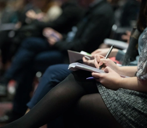 Foto van mensen die aantekeningen maken tijdens een training   foto van the Climate Reality Project