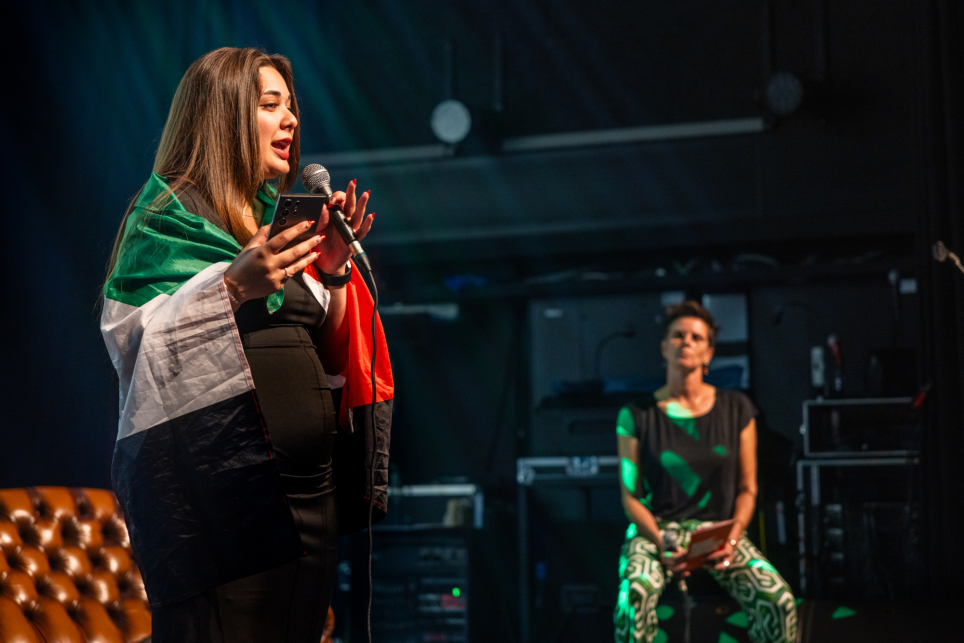Derdejaars Ceren Soydan volgde voor het vak burgerschap de module Protestmuziek. Beeld bij verhaal in het Onderwijsblad over prijswinnend project Burgerschap. 