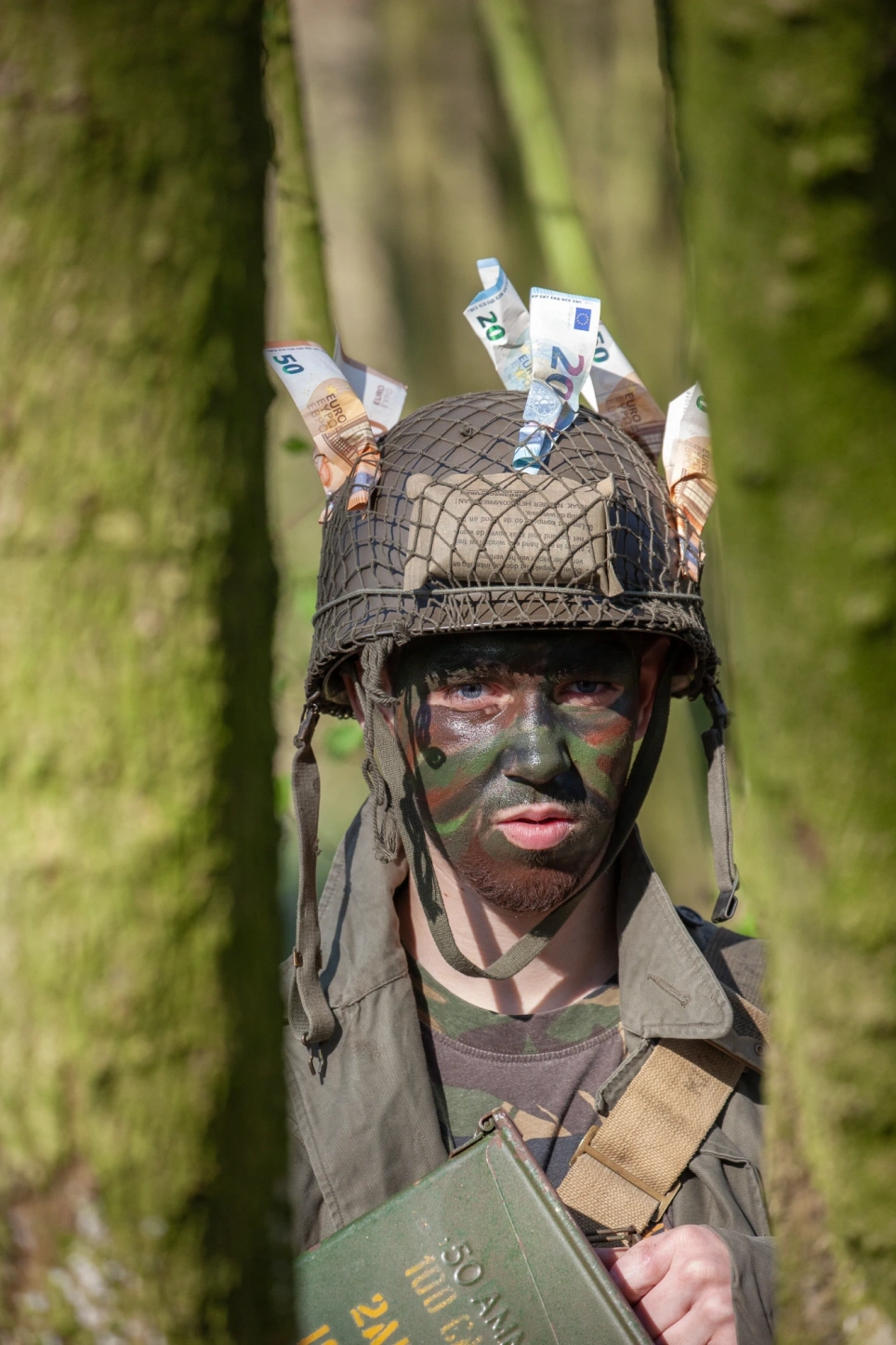 Illustratieve foto van een militair die geld in zijn helm heeft.