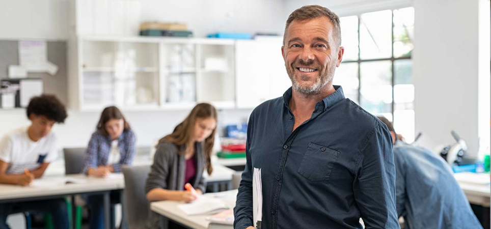 Een portretfoto van een docent in het middelbaar beroepsonderwijs, gefotografeerd in een klaslokaal - foto van de Algemene Onderwijsbond 