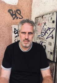 Portretfoto van Helmut Boeijen, journalist en docent bij Fontys Journalistiek in Tilburg - beeld bij artikel op AOb.nl/onderwijsblad waarbij journalist Whitney Janssen terugblikt op zijn lessen