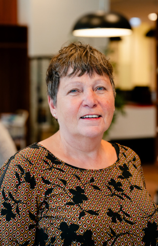 Portret van oud-docent Verpleegkunde Jeanine de Jong - beeld bij artikel op aob.nl/onderwijsblad over bekwaamheidseisen