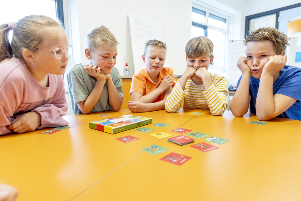 Kinderen spelen een spel waaruit ze leren over sociale en emotionele vaardigheden. Foto bij een verhaal over dat onderwerp in het Onderwijsblad.