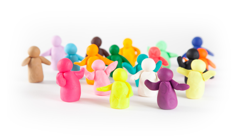 Kleipoppetjes symboliseren groepsdynamiek, afbeelding bij een artkel over klassenmanagement op www.aob.nl