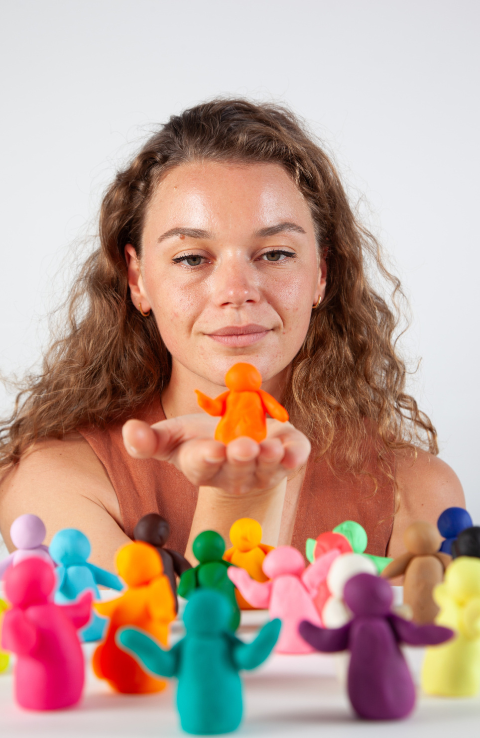 Een leraar houdt een kleinpoppetje in de hand, afbeelding bij en artikel over groepsdynamiek op www.aob.nl