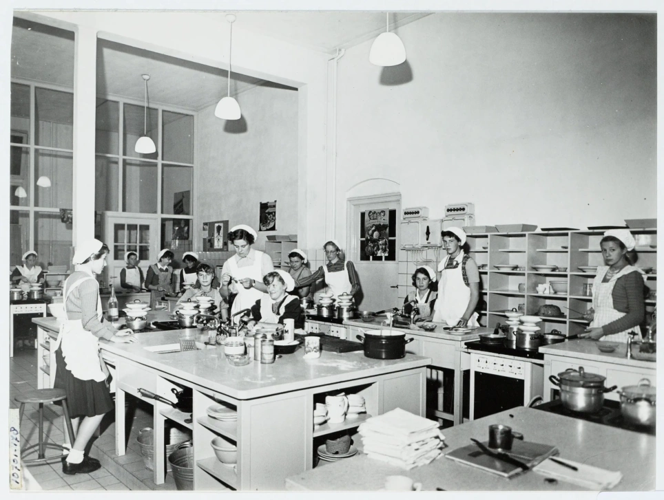 Zwart-foto uit 1953 waar de keuken van de Tweede Openbare Huishoudschool te zien is - beeld bij artikel over huishoudschool op aob.nl/onderwijsblad