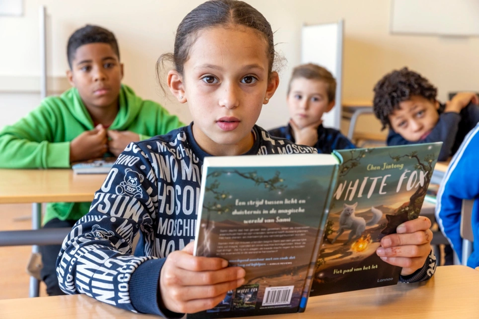Lezende leerling in groep 6/7 van juf Melissa van der Meer. 