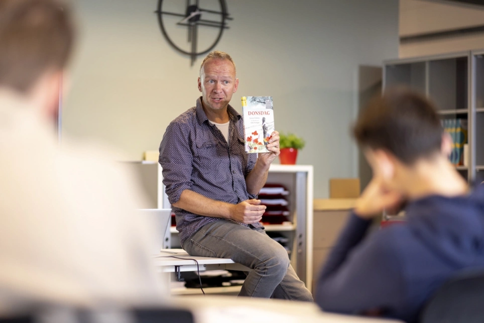 Leesconsulent Jacob Bosma geeft een les over voorlezen aan toekomstige onderwijsassistenten. Beeld bij verhaal over Leeslust in het mbo