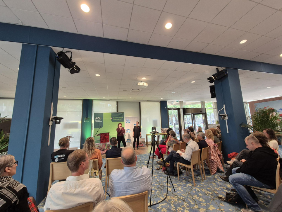 De twee dagvoorzitters Claire Weeda en Willemien Sanders van WO in Actie in het AOb-hoofdkantoor in Utrecht tijdens de 'Alternatieve opening van het academisch jaar' - beeld bij artikel over de alternatieve opening van het academisch jaar op aob.nl