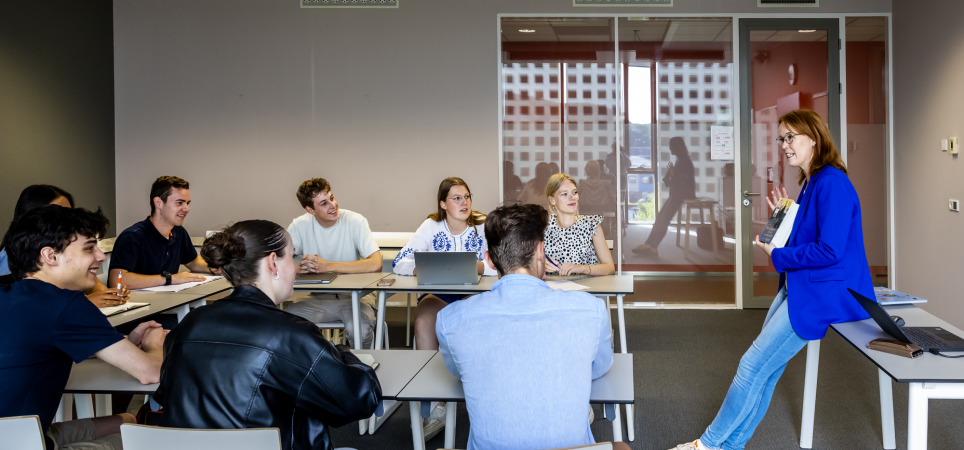 Coba van der Veer geeft les op Na een loopbaan van 22 jaar geeft aanstaand AOb-voorzitter Coba van der Veer haar laatste les op de Christelijke Hogeschool in Ede.