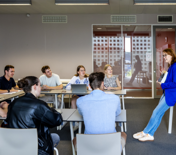 Coba van der Veer geeft les op Na een loopbaan van 22 jaar geeft aanstaand AOb-voorzitter Coba van der Veer haar laatste les op de Christelijke Hogeschool in Ede. 