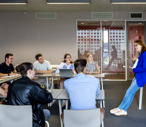 Coba van der Veer geeft les op Na een loopbaan van 22 jaar geeft aanstaand AOb-voorzitter Coba van der Veer haar laatste les op de Christelijke Hogeschool in Ede. 