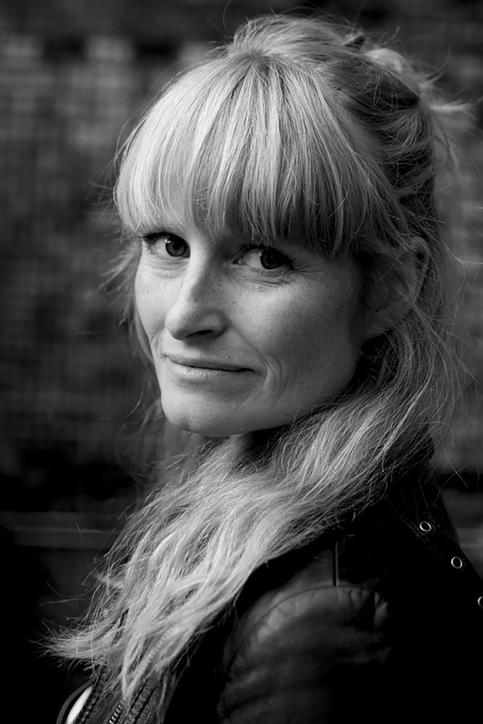 Zwart-wit foto van regisseur Monica Strømdahl