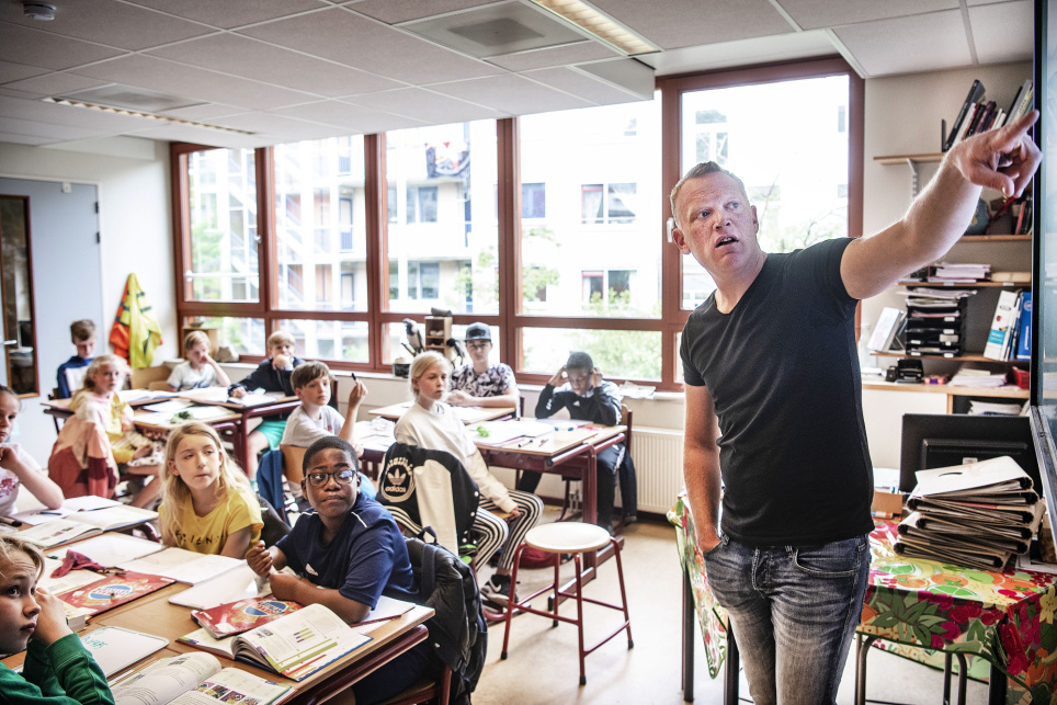 Thijs Roovers geeft les in klaslokaal