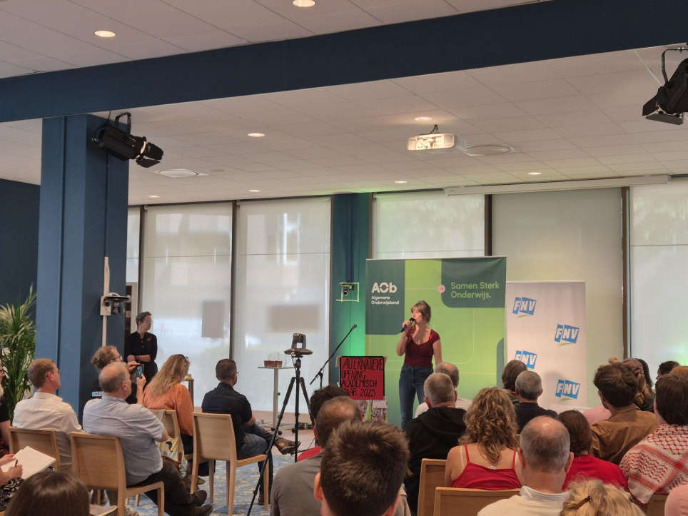 Sociaal-en organisatiepsycholoog Jeelah van Tol spreekt namens WO in Actie op de Alternatieve opening van het academisch jaar op het hoofdkantoor in Utrecht van de AOb - beeld bij artikel aob.nl over de alternatieve opening van het academisch jaar 2025