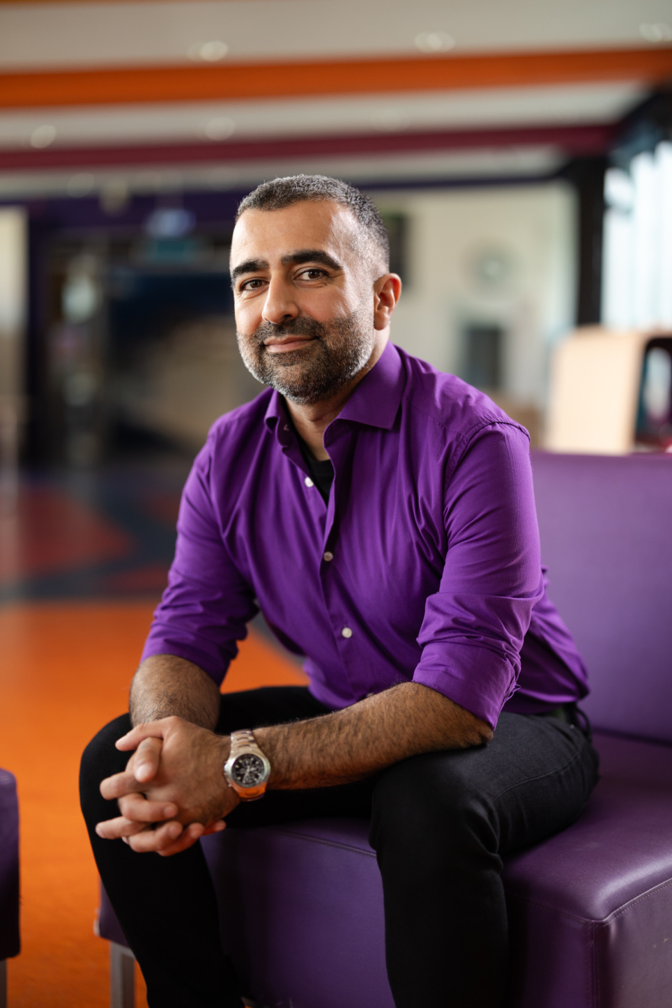 Portret van mbo-docent Jaser Husseini met een paars overhemd aan - beeld bij artikel op aob.nl over paarse vrijdag