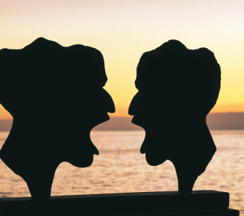 twee mannen die tegen elkaar schreeuwen