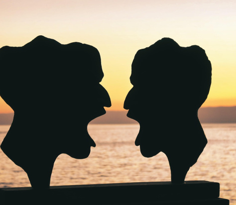 twee mannen die tegen elkaar schreeuwen