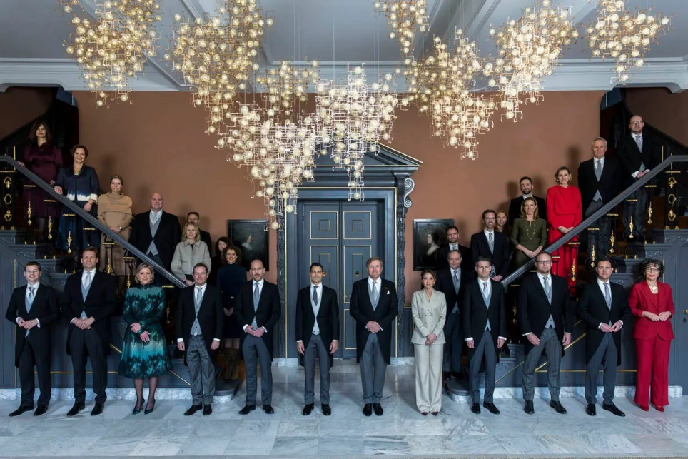 Groepsfoto van alle ministers en staatssecretarissen van het kabinet-Jetten samen met Koning Willem-Alexander - beeld bij nieuwsbericht op AOb.nl over stemgedrag AOb-leden.