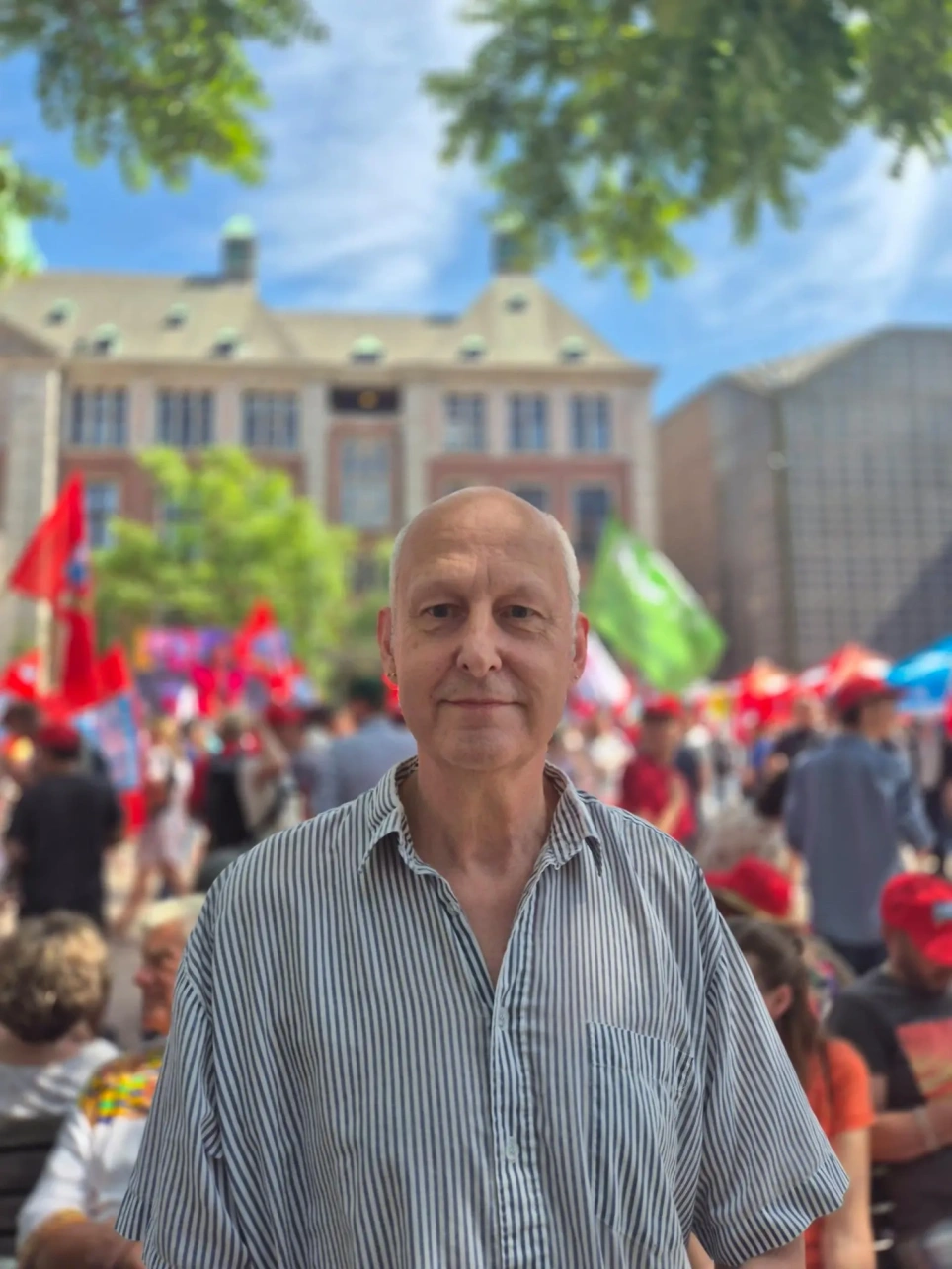 Portret van examensecretaris Rens Kleverlaan die aanwezig was bij de actie tegen de kabinetsplannen sociale zekerheid op het Amsterdamse Beursplein op 23 juni - beeld bij nieuwsbericht over de actie op AOb.nl