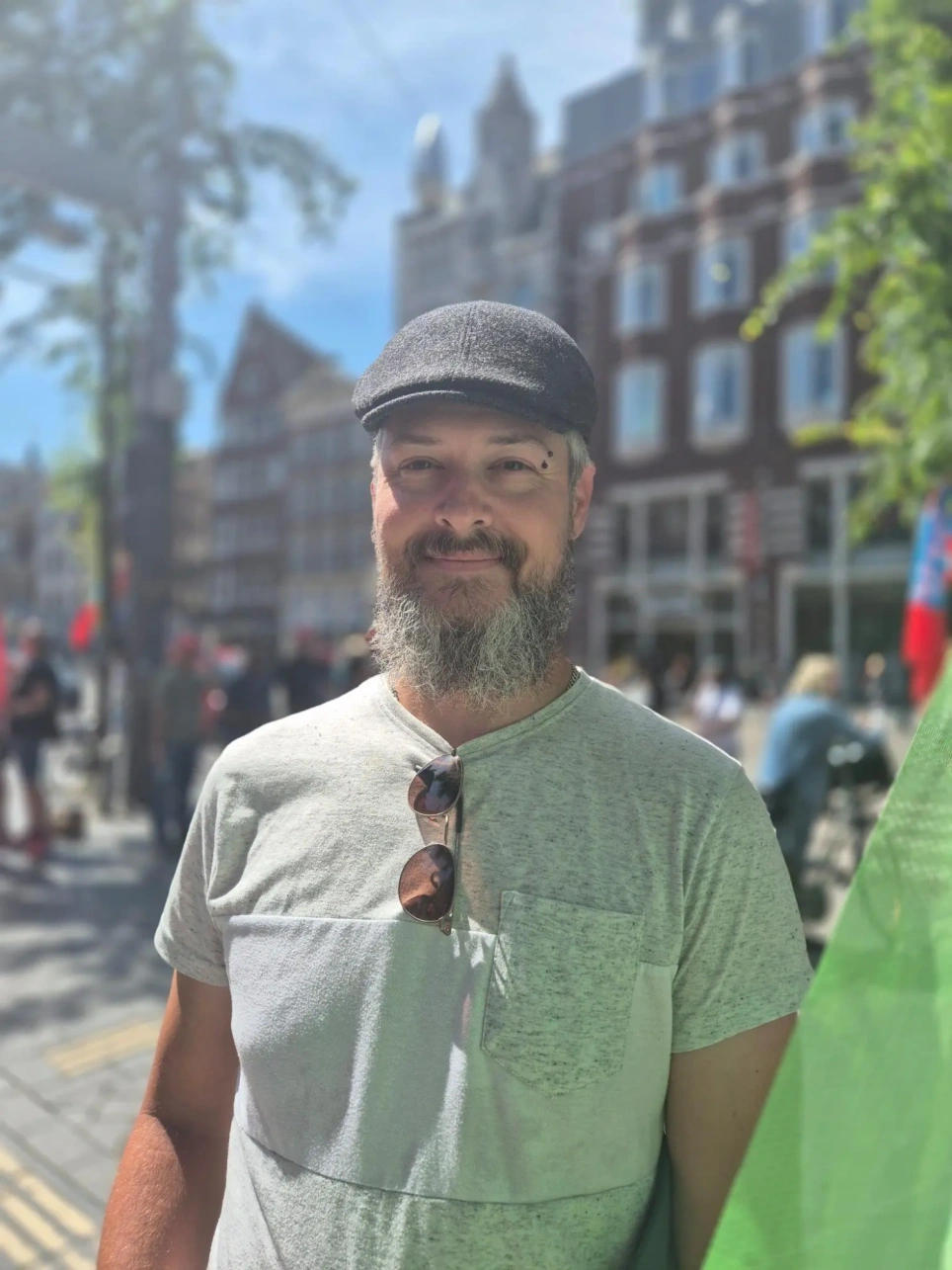 Universiteitsdocent Richard de Boer op het Beursplein in Amsterdam tijdens de actie tegen de kabinetsplannen sociale zekerheid op 23 juni -beeld bij nieuwsbericht over deze actie op AOb.nl