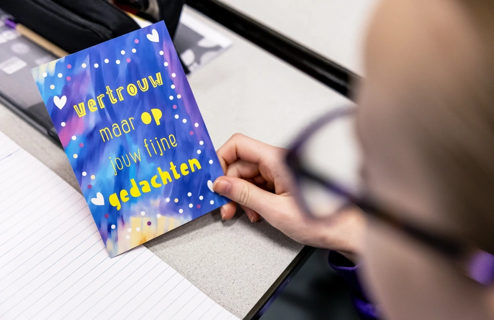 Leerling Jan Lightgart houdt een kaartje vast.