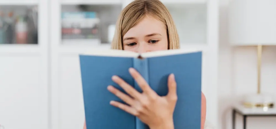 Meisje leest een boek 