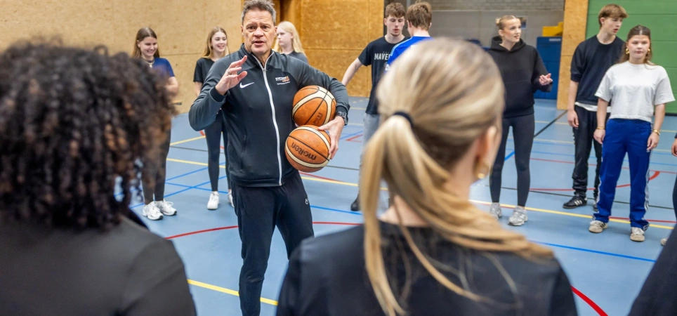 AOb bestuurder Andries Knol geeft les