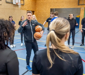 AOb bestuurder Andries Knol geeft les