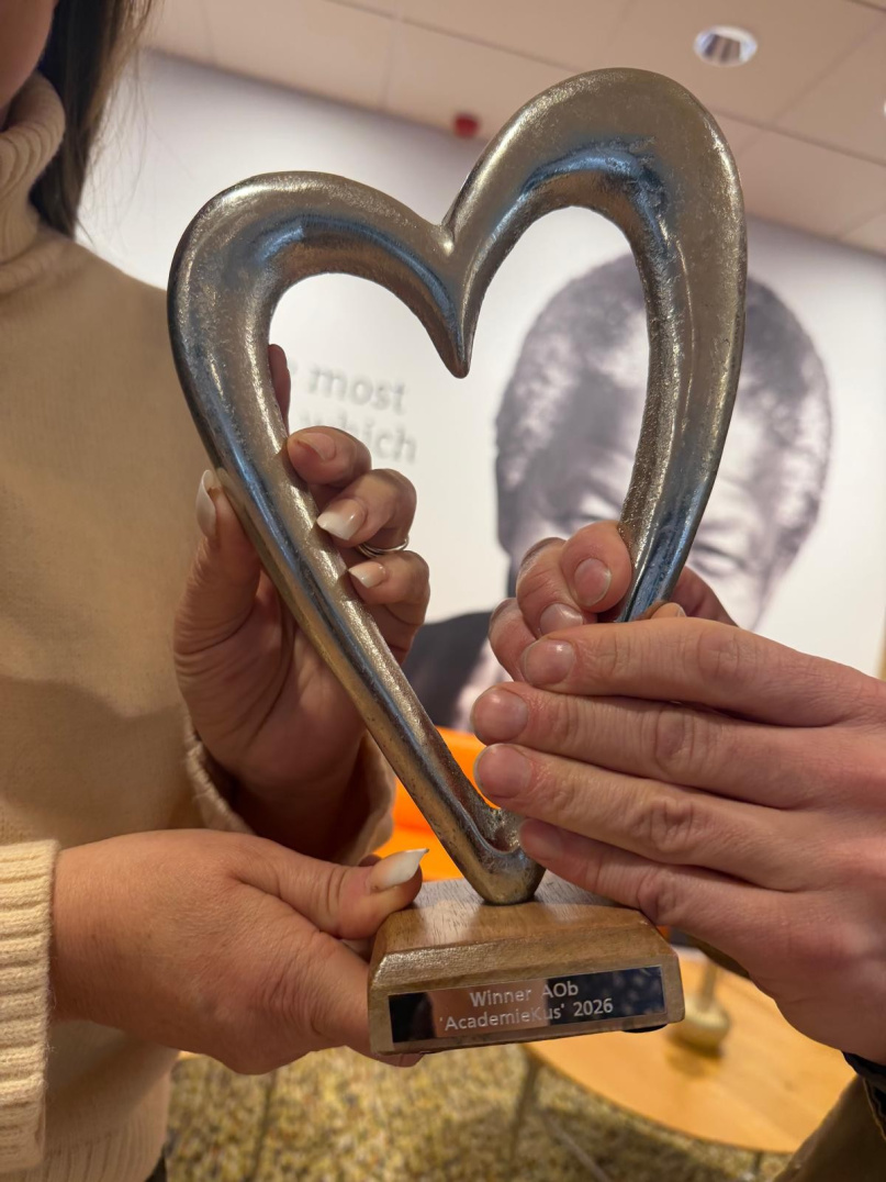 Een detail van de prijs Academiekus waarbij het hart goed te zien is. Op de bokaal staat: 'Winner AOb Academiekus 2026' - beeld bij bericht over de AOb-prijs Academiekus