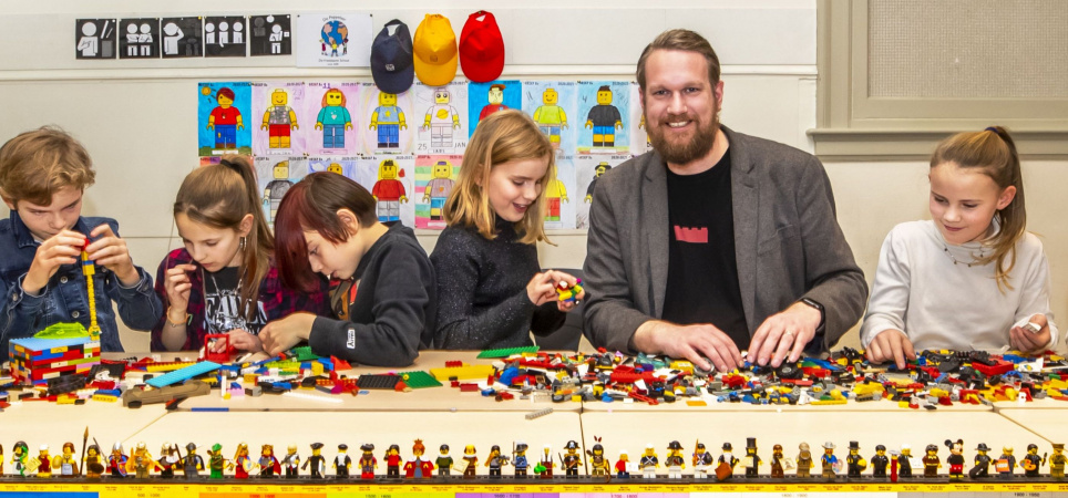 haarlem-header-idea-lego-master-dani%e2%88%9al-punching-teacher-group-8-works-in-his-lessons-a lot-with-lego-in-the-foreground-the-timelineau-of-lego- obs-de-peppelaer