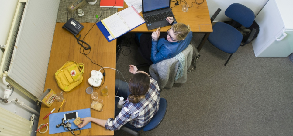 floor-fortunati-flasks-during-working-time-nienke-nagelmaeker