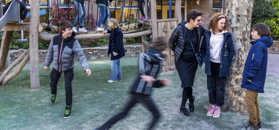 leiden-marije-van-den-berg-deed-onderzoek-naar-de-geldstromen-tussen-de-overheid-en-de-school-schoolplein-obs-lucas-van-leyden-rechts-marije-van-den-berg