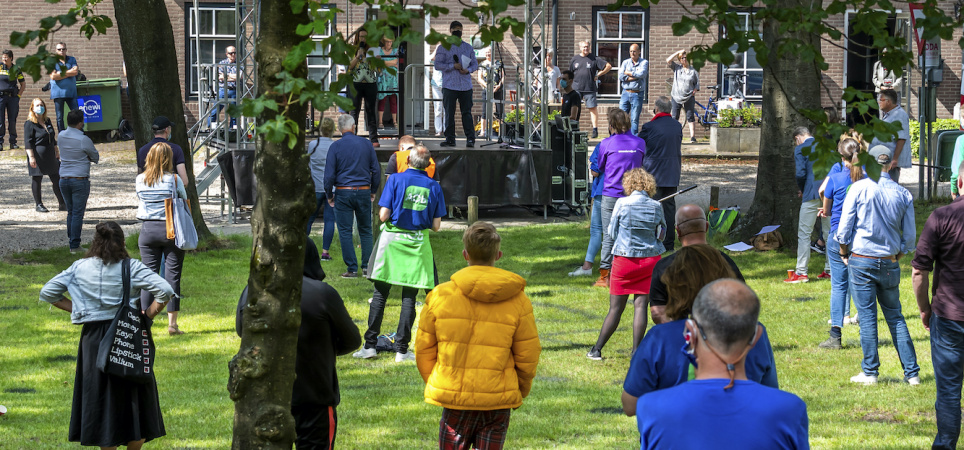 hoenderloo-bijeenkomst-hoenderloo-college-personeelsbijeenkomst-bij-het-hoenderloo-college-de-onderwijsmedewerkers-en-de-ouders-zijn-furieus-over-de-scholensluiting-die-nu-gepland-staat-op-1-august-3