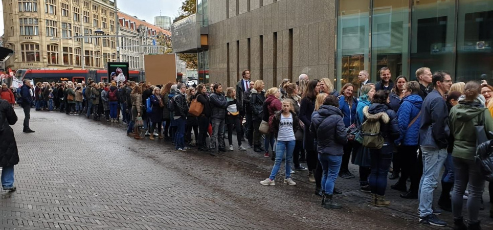 lange-rij-voor-de-publieke-tribune-def