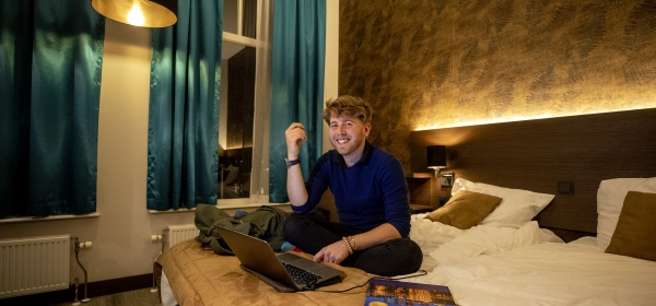 teacher-in-hotel-matt-van-schagen