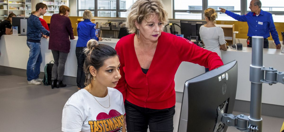 utrecht-carla-van-oostrum-aan-het-woord-coordinator-publieksdienst-balie-en-floorwalker-bij-informatiezuil-hugo-bibliotheek-hogeschool-utrecht-2