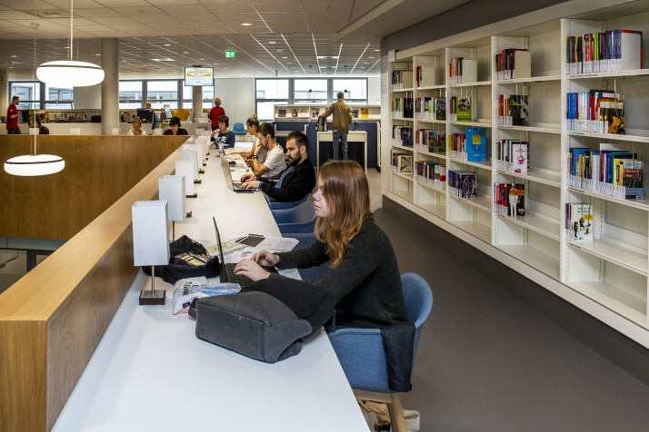 De bibliotheek van de 7 Utrechtse faciliteiten samengebracht in het Uithofgebouw
