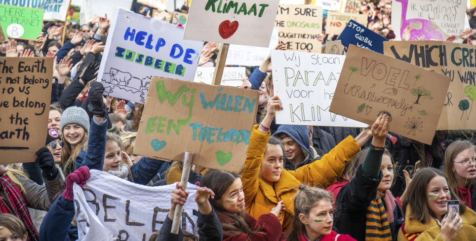 Scholieren demonstreren op het Malieveld.