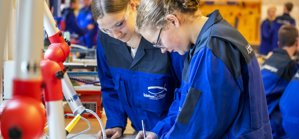 veenendaal-teachers-and-pupils-during-a-practical-lesson-at-the-ichthus-college-3