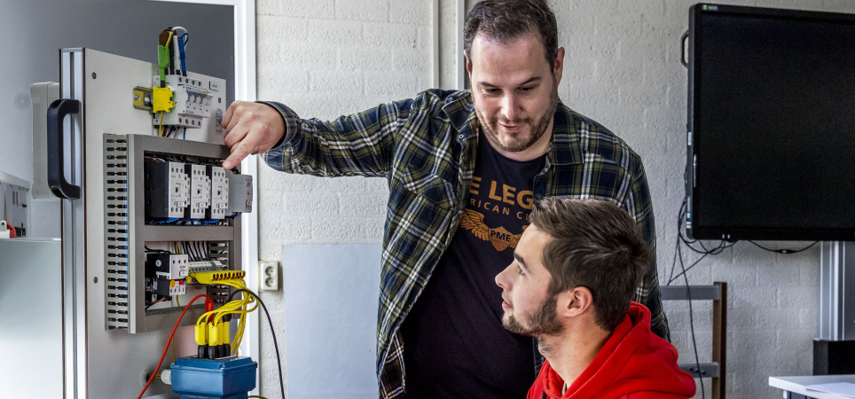 thomas-van-doremalen36-onderwijsmanager-techniek-op-het-willem-1-college-geeft-les-aan-een-eerste-monteur-elektrotechnische-installaties