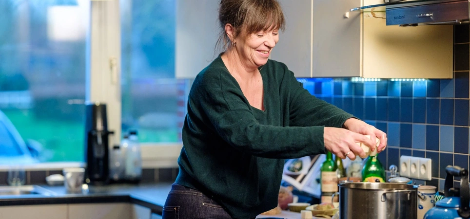 Biologiedocent Janneke Visser breekt een ei