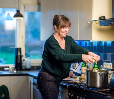 Biologiedocent Janneke Visser breekt een ei