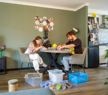 Samen Lego bouwen aan tafel