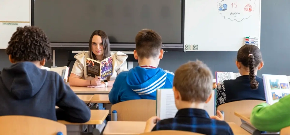 Leerkracht Melissa van der Meer Met Boek
