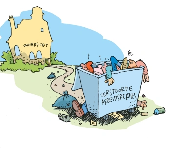 Werknemers liggen in afvalbak