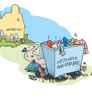 Werknemers liggen in afvalbak